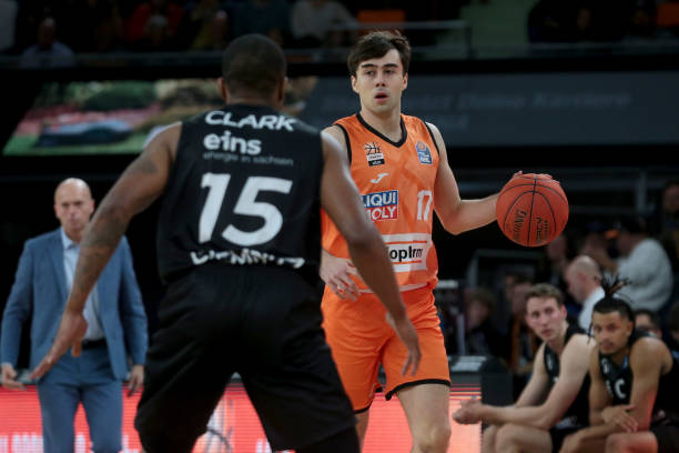 随着转会窗 随着转会窗